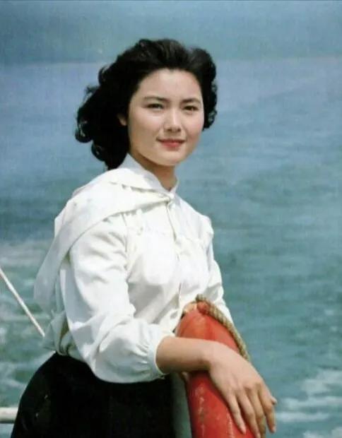 1984年，30岁的姜黎黎主持了春晚，当时正是她演艺事业的上升期。但她却被医生诊