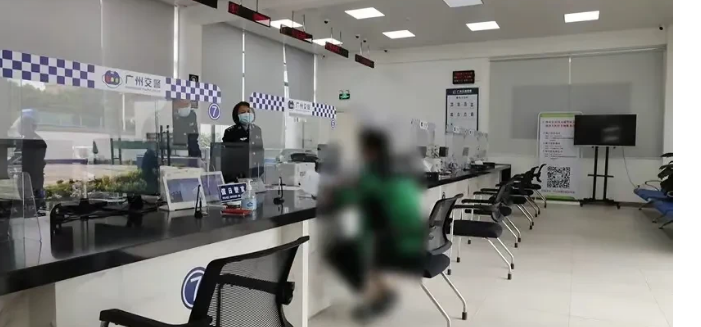 不讲武德！”广东广州，一男子驾车等红灯，哪知道，一辆面包车突然打方向，准备强行变
