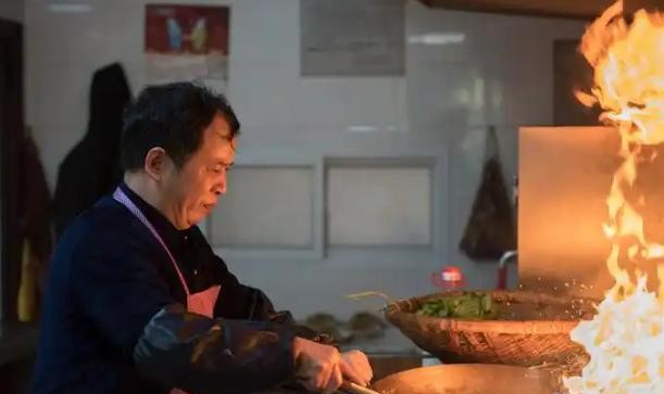 很多人觉得外国人生活得比中国人轻松，因为他们的饮食习惯简单明了，一顿饭往往不到半