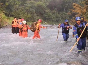在山区行走和中途歇息中，应随时注意场地周围的异常变化和自己可以选择的退路、自救办