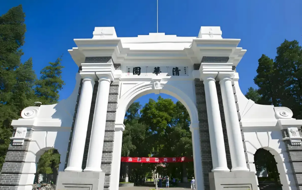 不管你信不信，最让美国烦心难受的十所中国大学：
1、清华大学：在高科技领域的研究