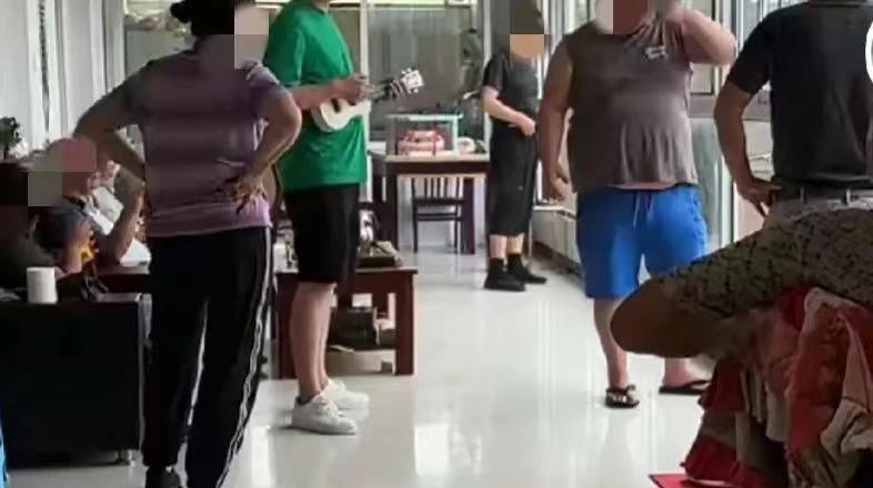 娘家拆迁，分下来5套房和109万，父亲把3个儿女召集过来商量。父亲刚一开口，女儿