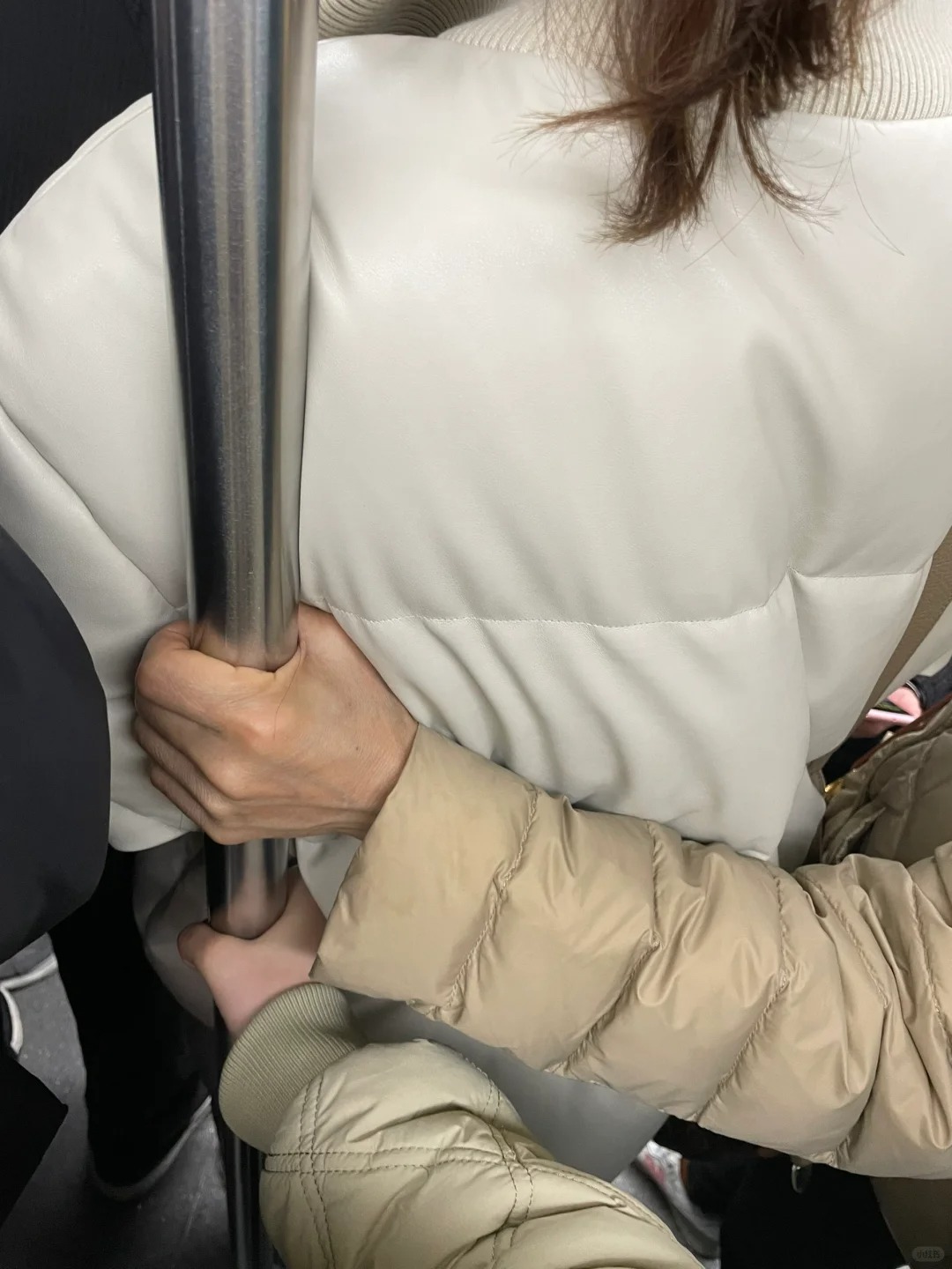 地铁上这种人……
转头看到有人用手扶着贴到她她还很不满，一直往后顶……#地铁