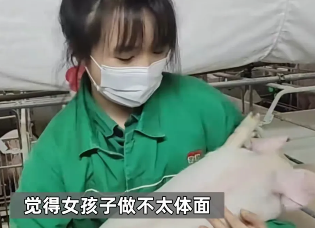 在2025年的江西新余，一位刚毕业的女大学生面临着严峻的就业挑战。尽管她曾是高考
