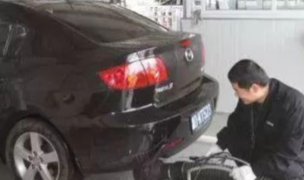 河南平顶山，一男子小王开车去年审，不料2小时后接到通知车审不了，取车时发动机冒烟