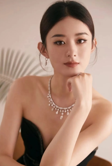 这是谁的宝藏女孩
赵丽颖的皮肤白皙细腻，又拥有一张清丽脱俗的面容，五官精致，眼神