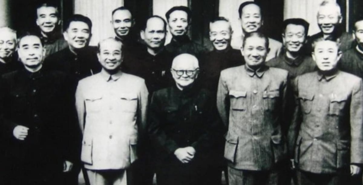 1956年，中南海怀仁堂，陈赓在与一名前国军中将聊天时，毛主席走了进来，陈赓笑着