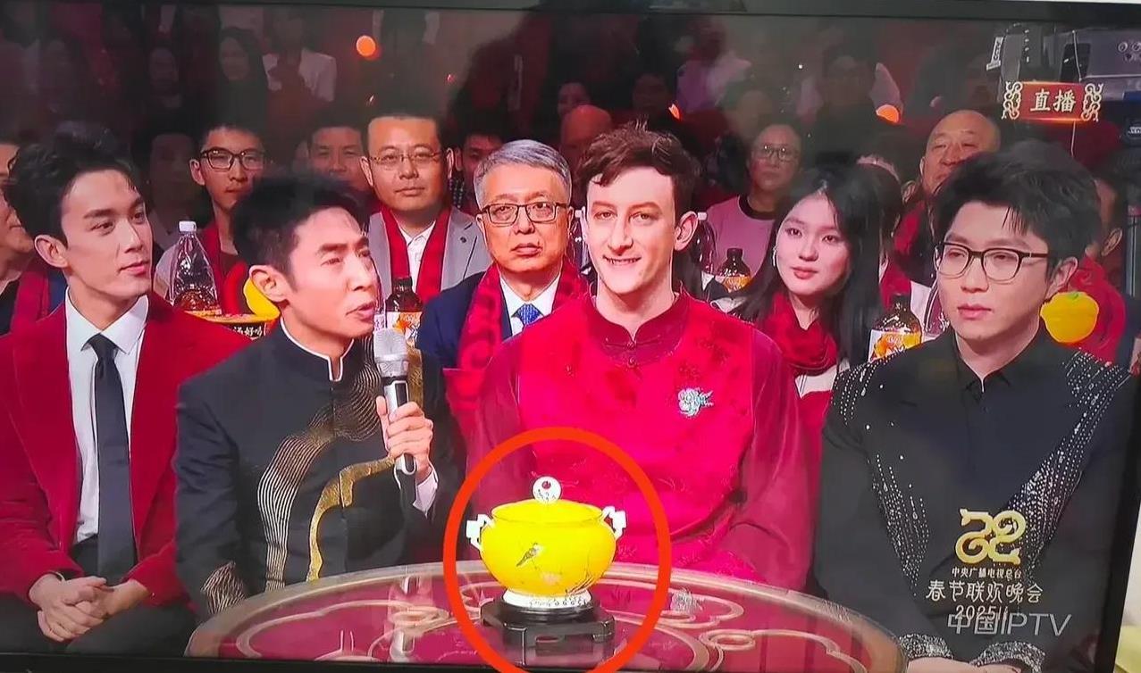 瞧瞧！
今年春晚有个超亮眼的“大招”！埃文凯尔登上春晚舞台，那阵仗，央视可真是下
