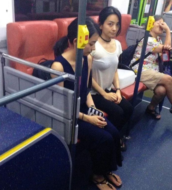 坐公交车，她为什么一直这样看着我？