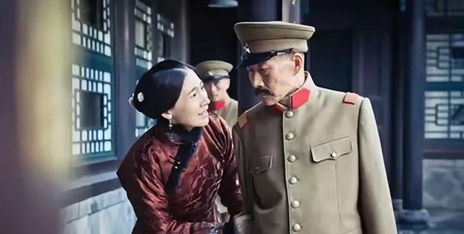 1928年，张学良回奉天给父亲张作霖奔丧，见五姨太张寿懿浓妆艳抹，顿时心头怒火起