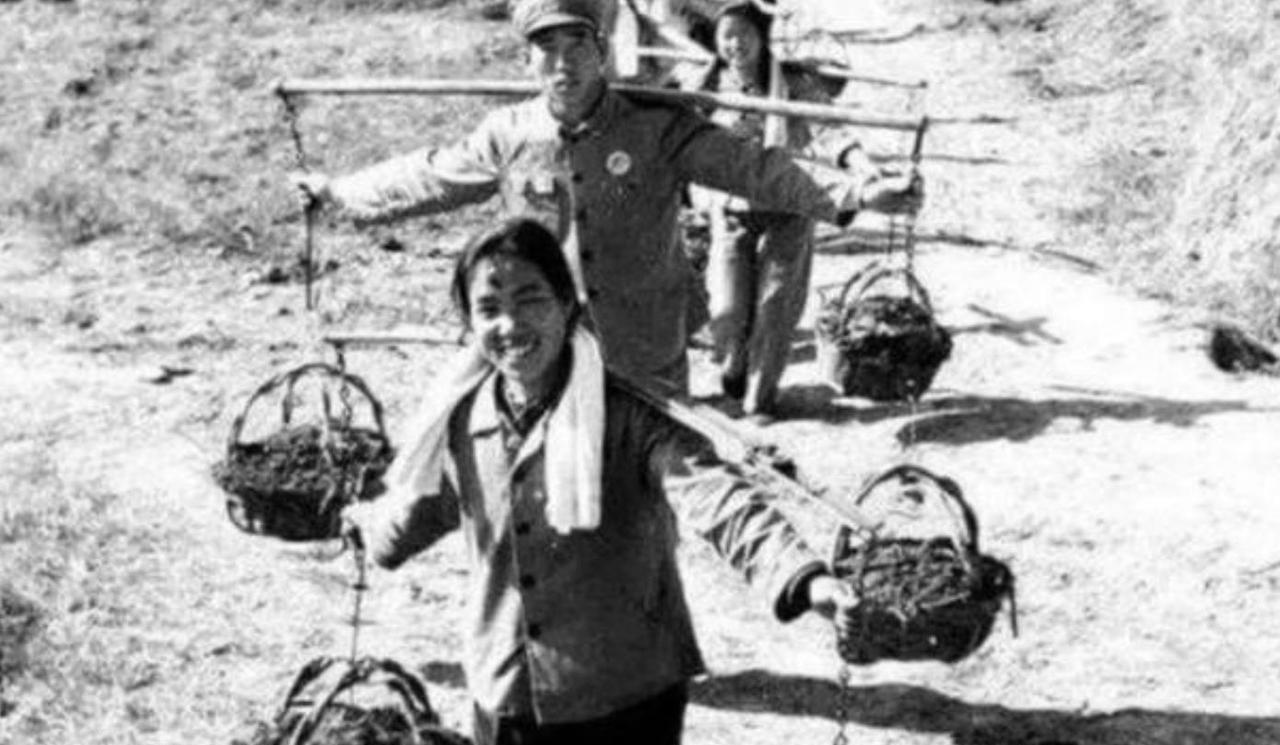 1957年春，福州军区政治部主任廖海光少将开会归来，顺道回乡探亲。妹妹赶来迎接，