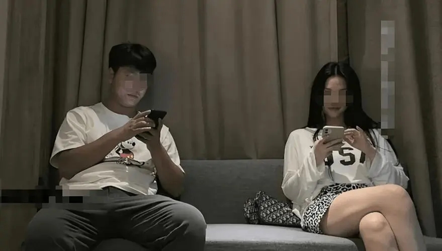 浙江杭州，一男子闲来无事，躺在沙发上刷视频，结果视频中的女主角竟然是自己的妻子！