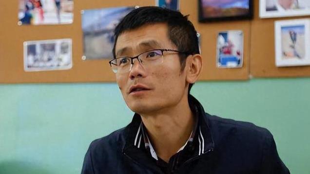 明明是官二代，却向着大山走去，年仅48岁就离开了人世