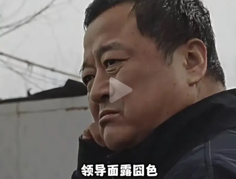 看了一个视频，东北一大姐在室外烧煤取暖，不料被同村好事者举报！检察人员立刻到场，
