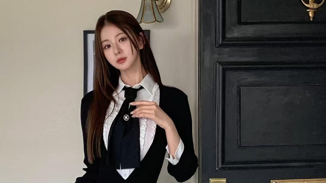 修身百褶裙 + 白衬衫领，172cm都市女神的时尚哲学，优雅不过时！