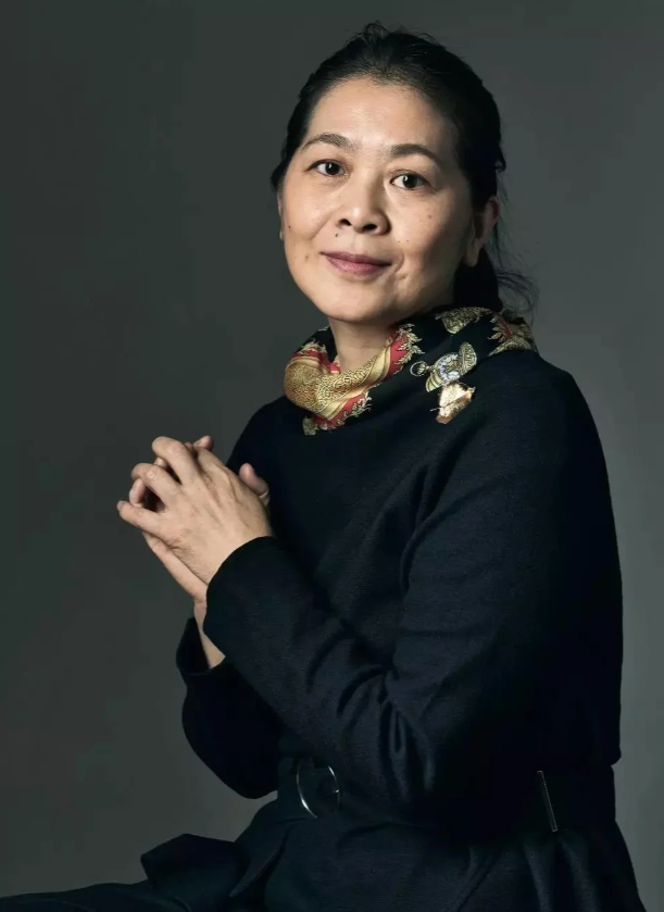 22岁成名，38岁丧夫，她只为小人物发声