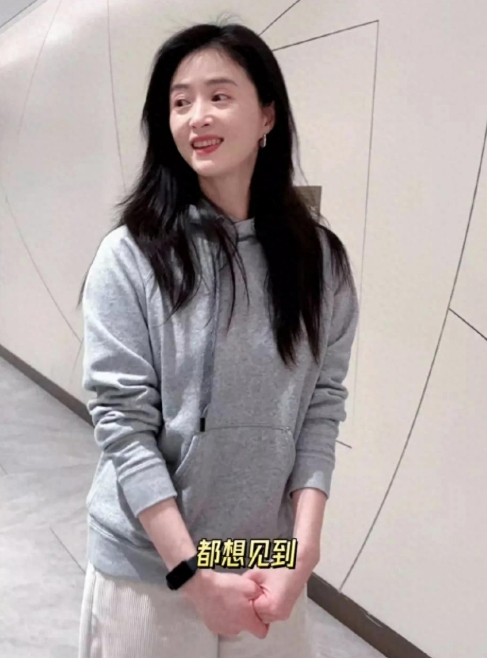 近日，蒋欣现身街头，引发众人瞩目。让人惊叹的是，她素颜出镜，那皮肤白到发光，在阳