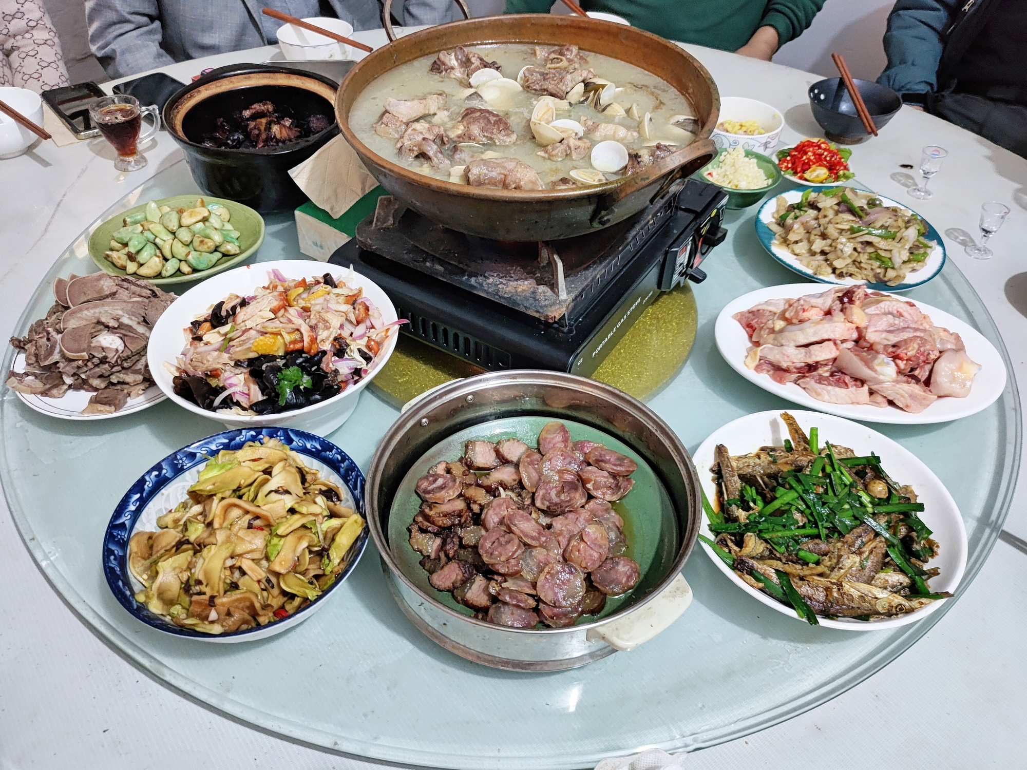 周日老友聚餐，在小洲村，由阿波做东。由于疫情阻隔，好几年没有大聚，菜丰盛，酒管够