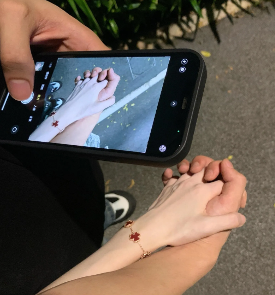 新婚之夜，客人都散了，我正忙着铺床。老婆突然按住我的手，轻声说道：“我跟你说个事