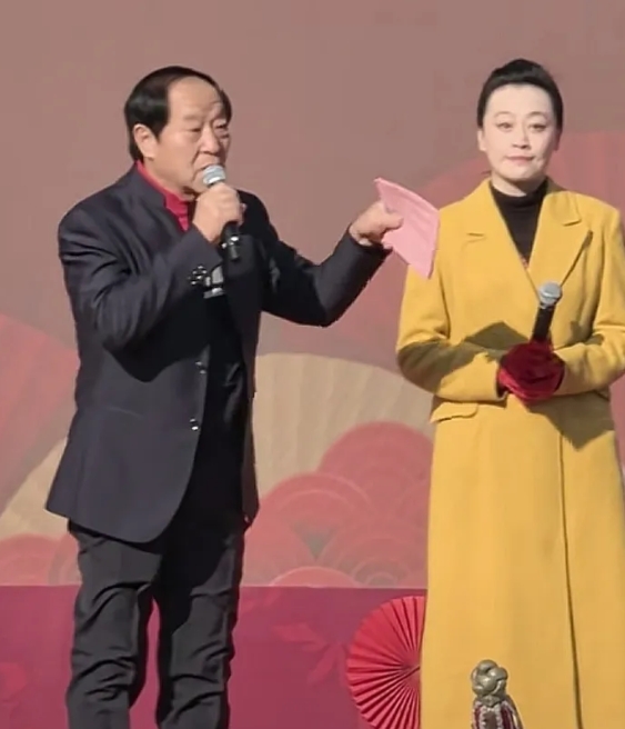 牛群现身山东胡集书会，做嘉宾主持。

久违了，牛群一开口，就有那相声味儿了。
