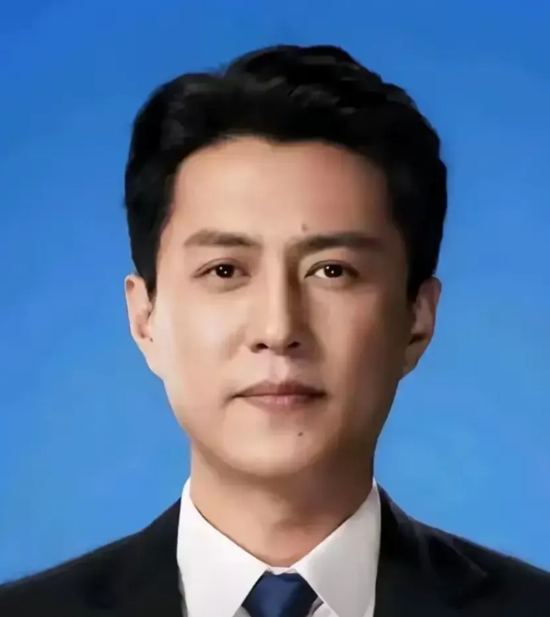 有编制明星，你知道几个?

1. 靳东——中囯煤矿文工团团长，正厅级

2. 胡
