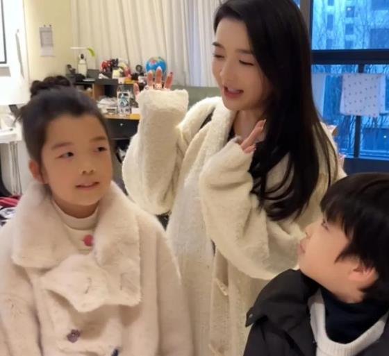 王栎鑫曾以歌手身份出道，在娱乐圈留下诸多记忆点。他与前妻育有一双儿女。近日，前妻