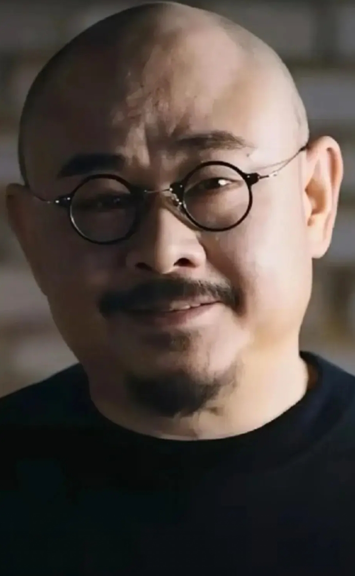 刀郎，活明白了！

第一， 感恩团队，真诚待人，私下称兄道弟！
第二， 知恩图报