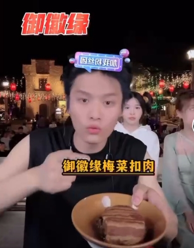 起因是因为一个大闸蟹的价格问题，辛巴和小杨哥两边呛起来了。然后一顿来回拉扯之后，