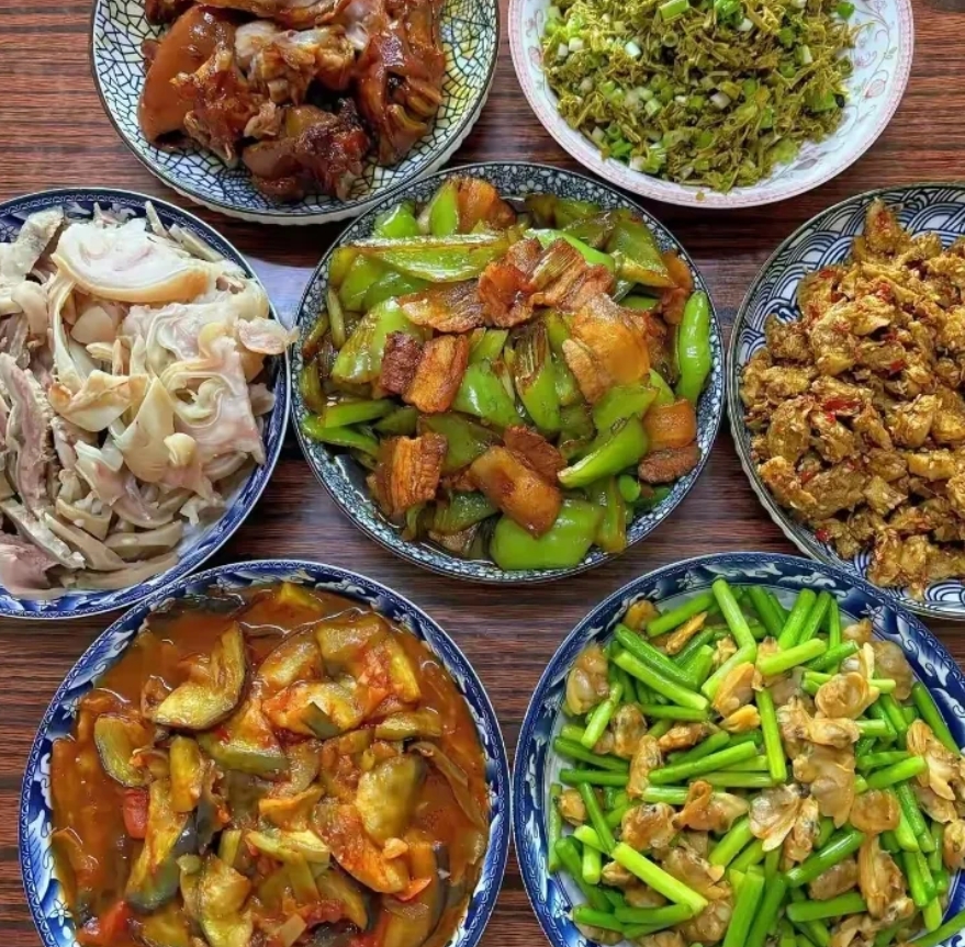我发现我一去婆婆家，我吃饭的时候婆婆就一直盯着我，我记得上次去她家，她蒸的腊鸡特