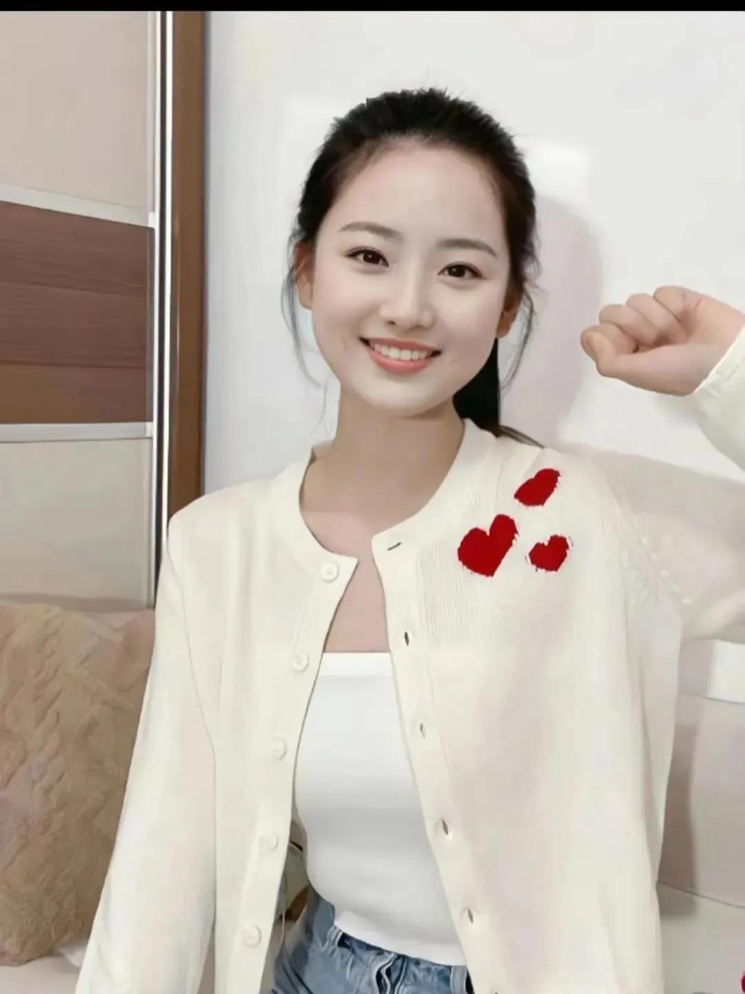 我原来开幼儿园的时候，雇了一个五十多岁的丧偶大姐给我做饭。有一次她买了我一个学生