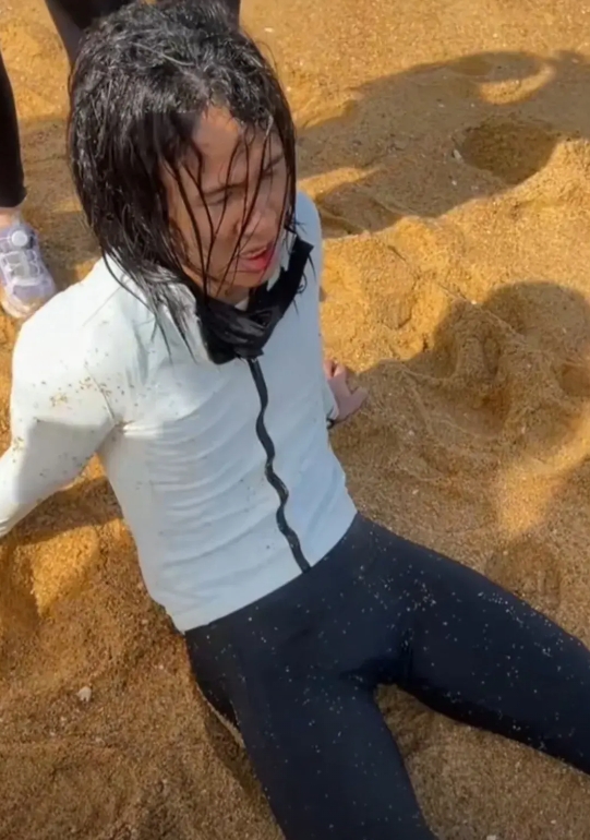 面对滔天巨浪里的孩子，是明哲保身，还是义无反顾去救人？白衣长发小哥给出了答案！