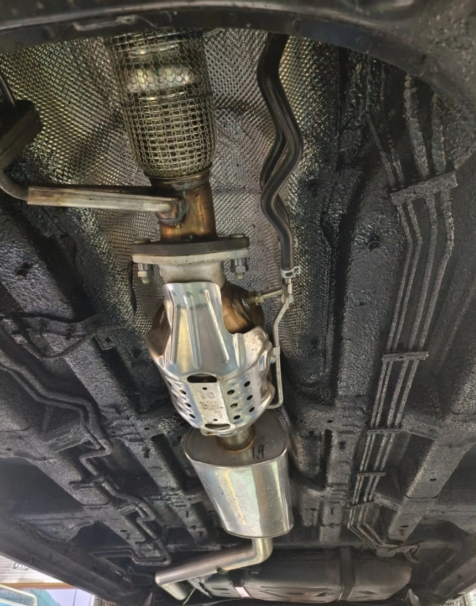 
现代汽车还是很懂中国人的，他们的颗粒捕捉器是可以拆下来的，也不会影响正常的行驶