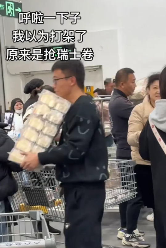 呼啦一下子，以为山姆士超市男人们为了瑞士卷打架，超市标签笑翻

1. 瑞士卷引发