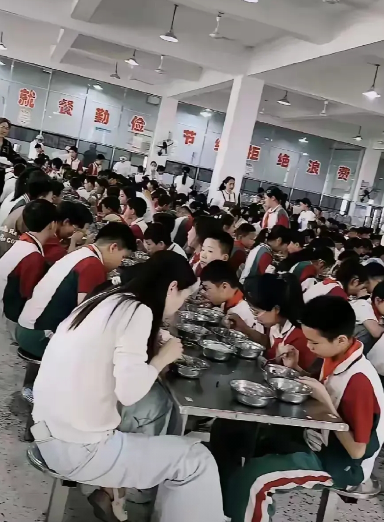 中小学食堂的尴尬政策，请让教师回归教育教学的主责主业：

第一：教师陪餐的初衷是