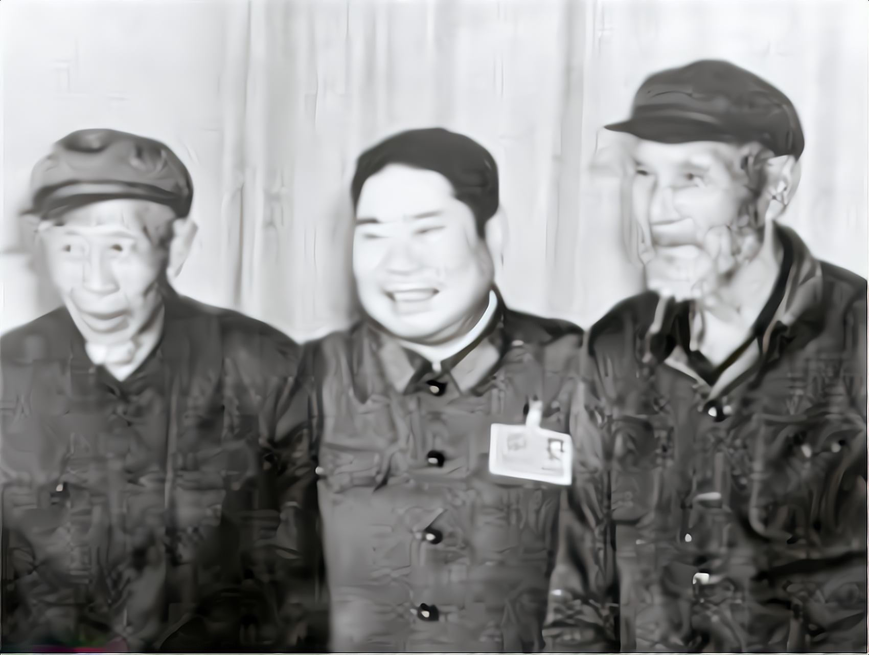 1971年，一位穿着破烂的老农民来到济南军区，他询问士兵道：“你们的杨司令在吗，