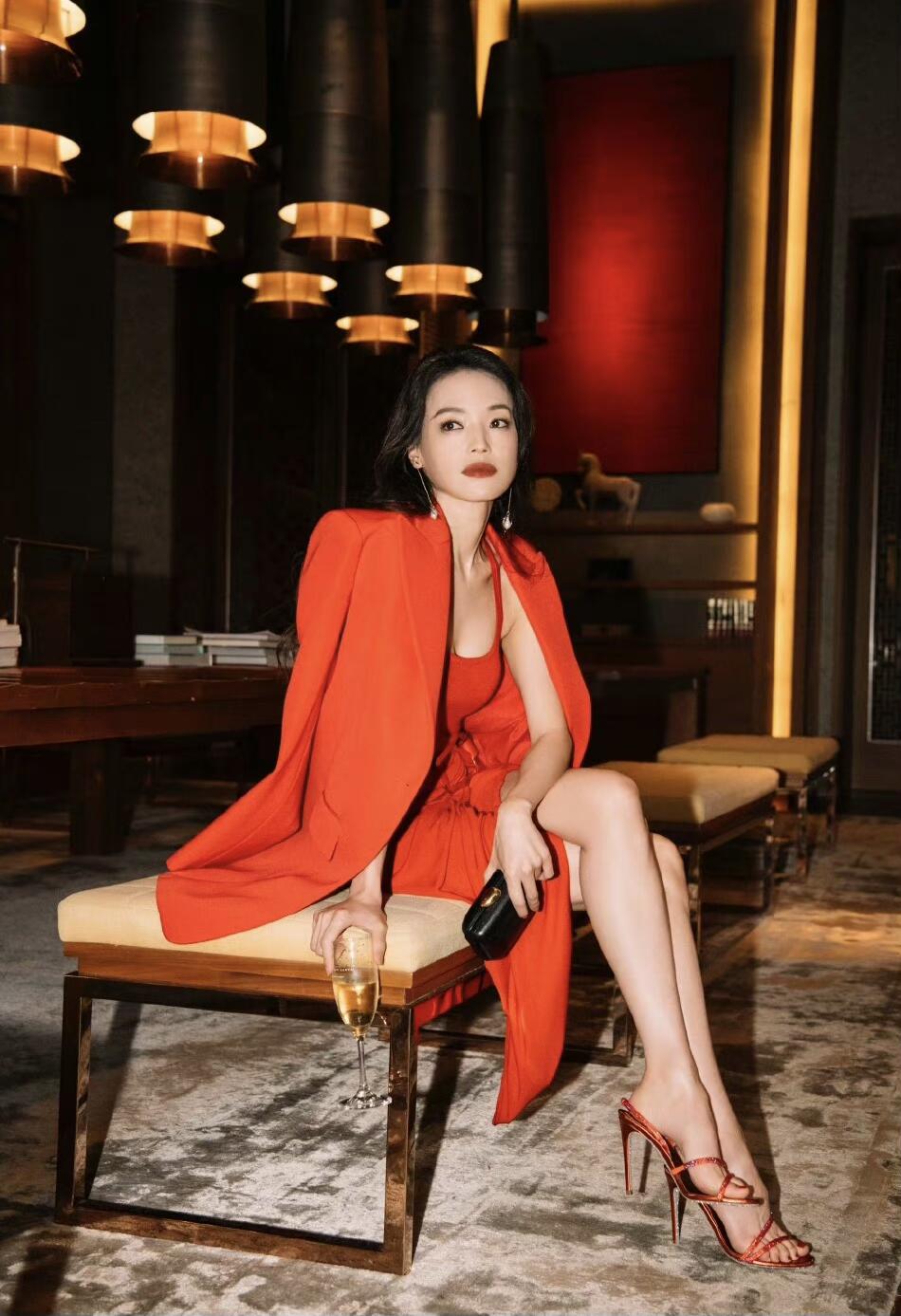 舒淇穿红色高开叉裙性感美艳