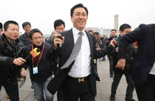 为什么证监会处罚恒大？财务造假。

许家印决策并组织实施财务造假，手段特别恶劣，