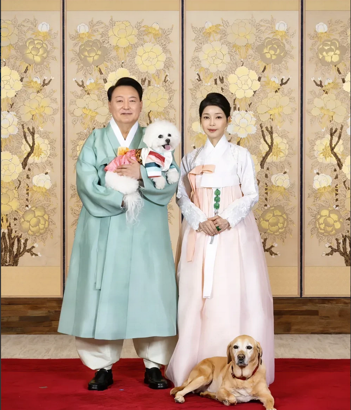 太尴尬了！韩国总统尹锡悦和妻子金建希抱狗向民众送中秋祝福遭质疑。当地时间13号，