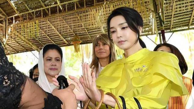 被韩国第一夫人金建希美到了！穿小黄裙配童颜脸，真看不出有52岁