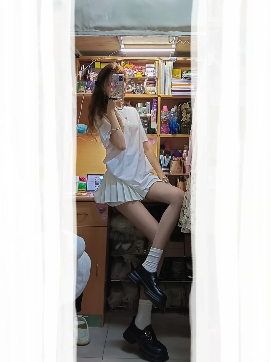 175女研究生今天穿什么！
白T➕百褶裙 简简单单干干净净