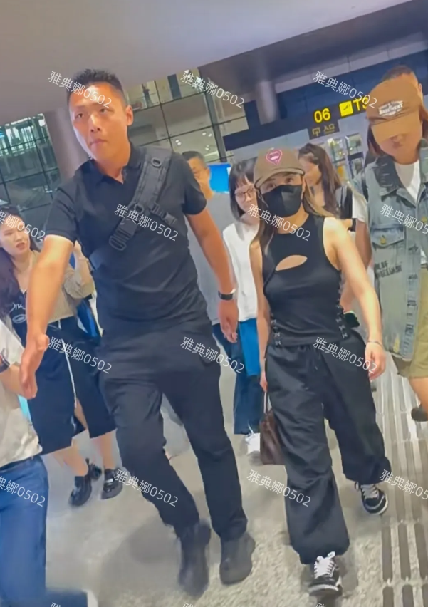 阿娇钟欣潼本人很幻灭，又矮又肥又老还很拽！在重庆机场遇到她，根本不是网上吹得那样