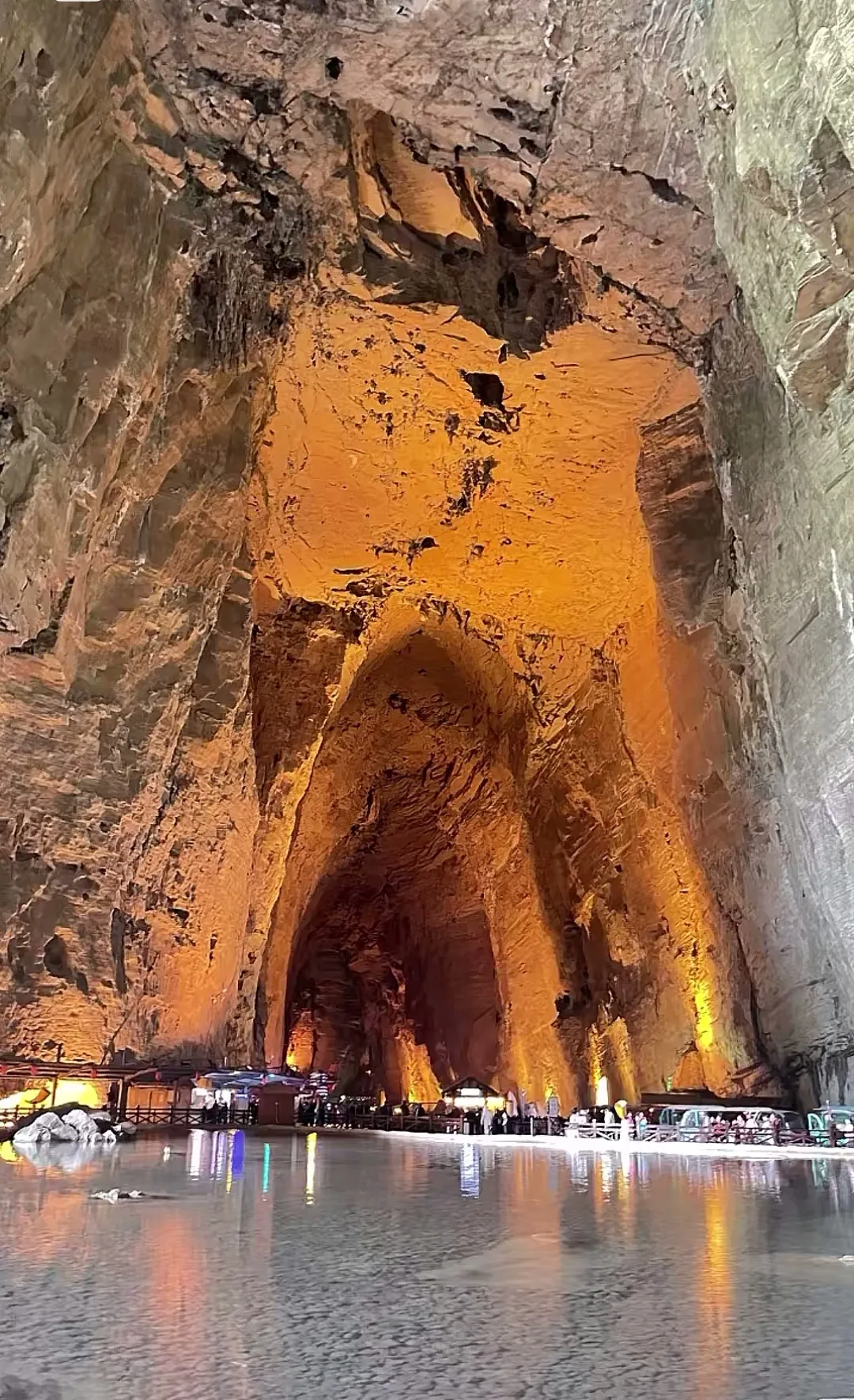 湖北恩施腾龙洞，亚洲最大的地下洞穴之一