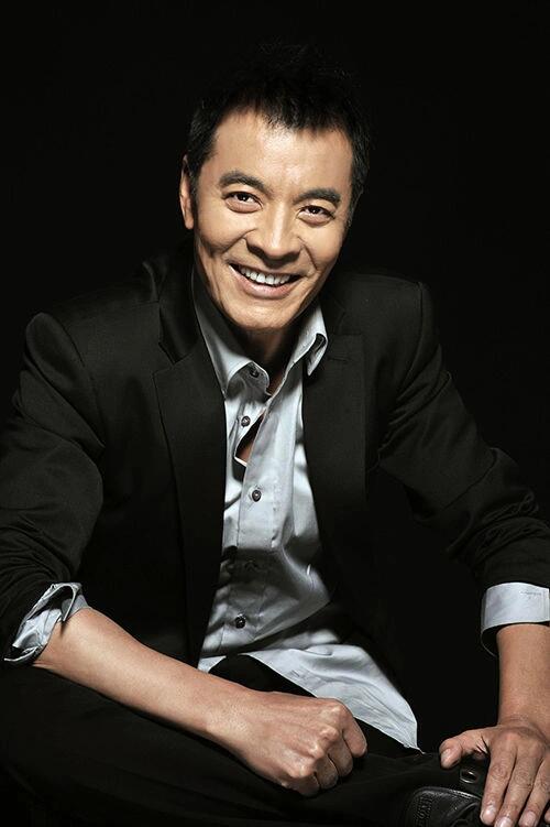 刘威的人生经历丰富多彩，充满了挑战与坚持