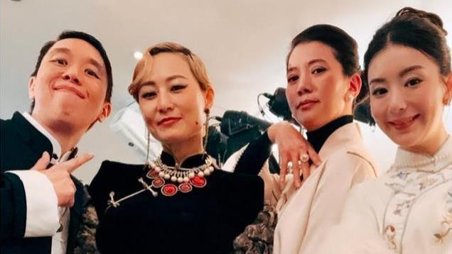 袁咏仪出席好友结婚周年晚宴，穿旗袍好端庄，邱淑贞也在低调优雅
