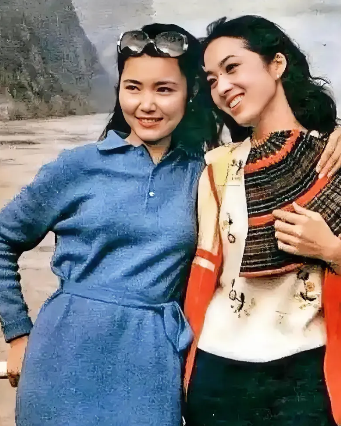 乍看都是姜黎黎漂亮。
年轻时，龚雪名气大，长得也好看，姜黎黎不如她。可是到了后来