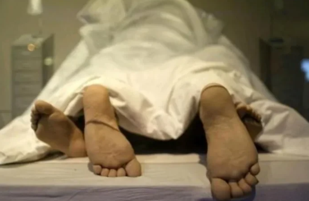 内蒙古，54岁男子趁妻子不在家，在家中与情人私会，怎料突发疾病猝死。事后，男子妻