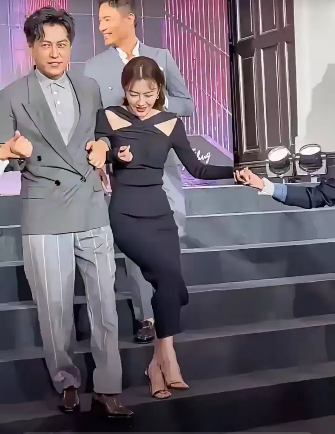 靳东搀扶着的女演员到底是谁啊？