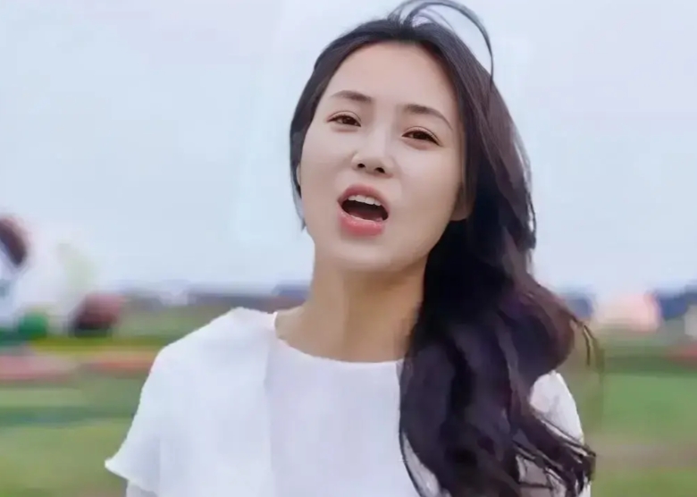 云朵的弟弟到底是啥样的人，怎么就没有一点智慧，姐姐云朵都被黑成那样了，作为弟弟还