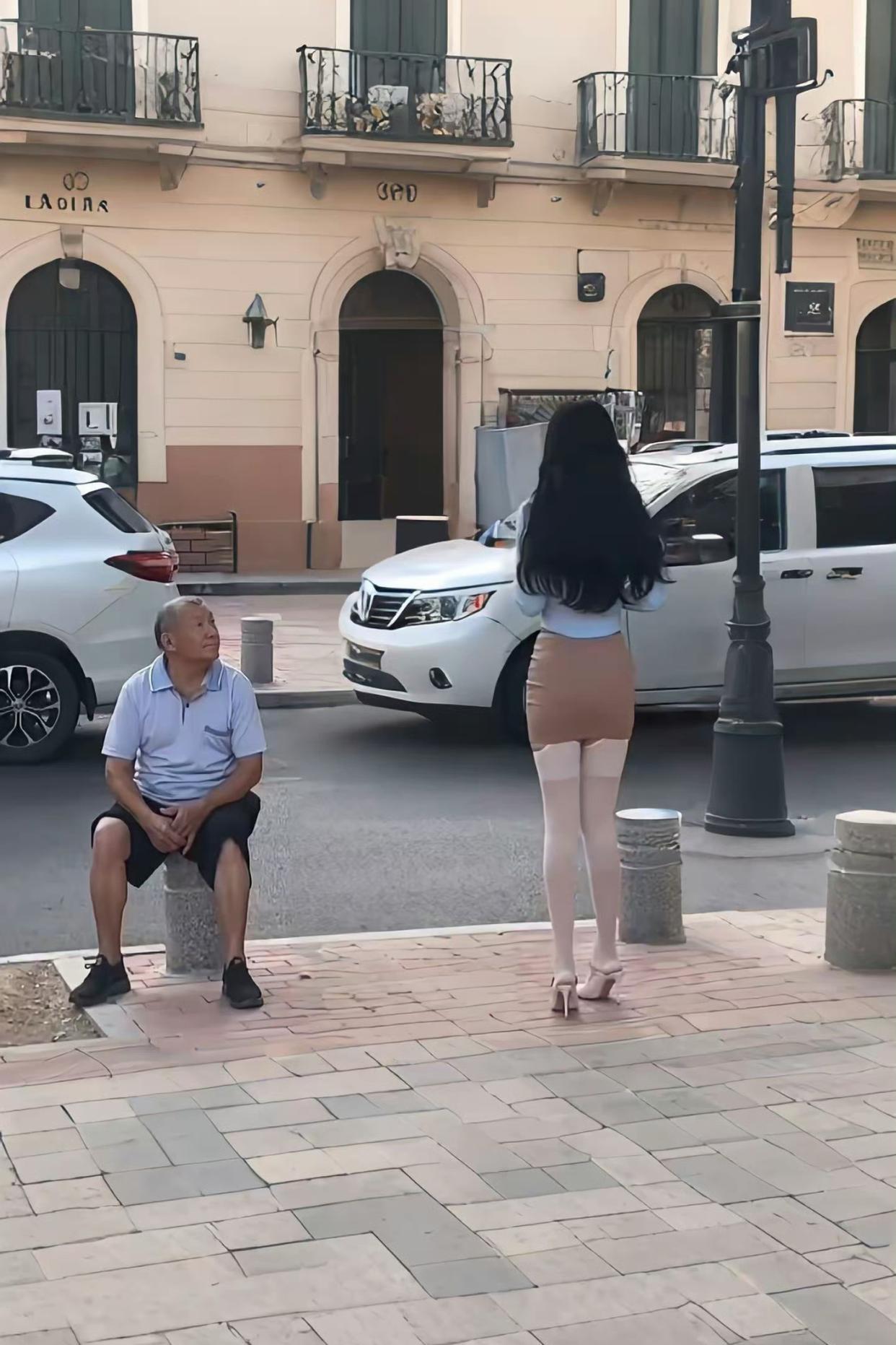 搞笑存货：大爷你瞅啥呢？！哈哈哈哈！