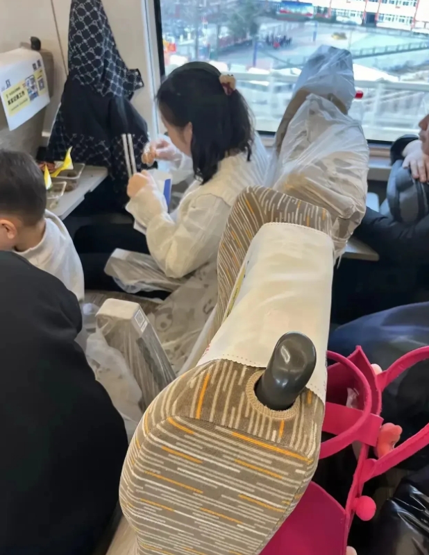 山东，一名男子乘坐高铁出差，偶然发现邻座的女子在座椅靠背上套了一块塑料。男子感到